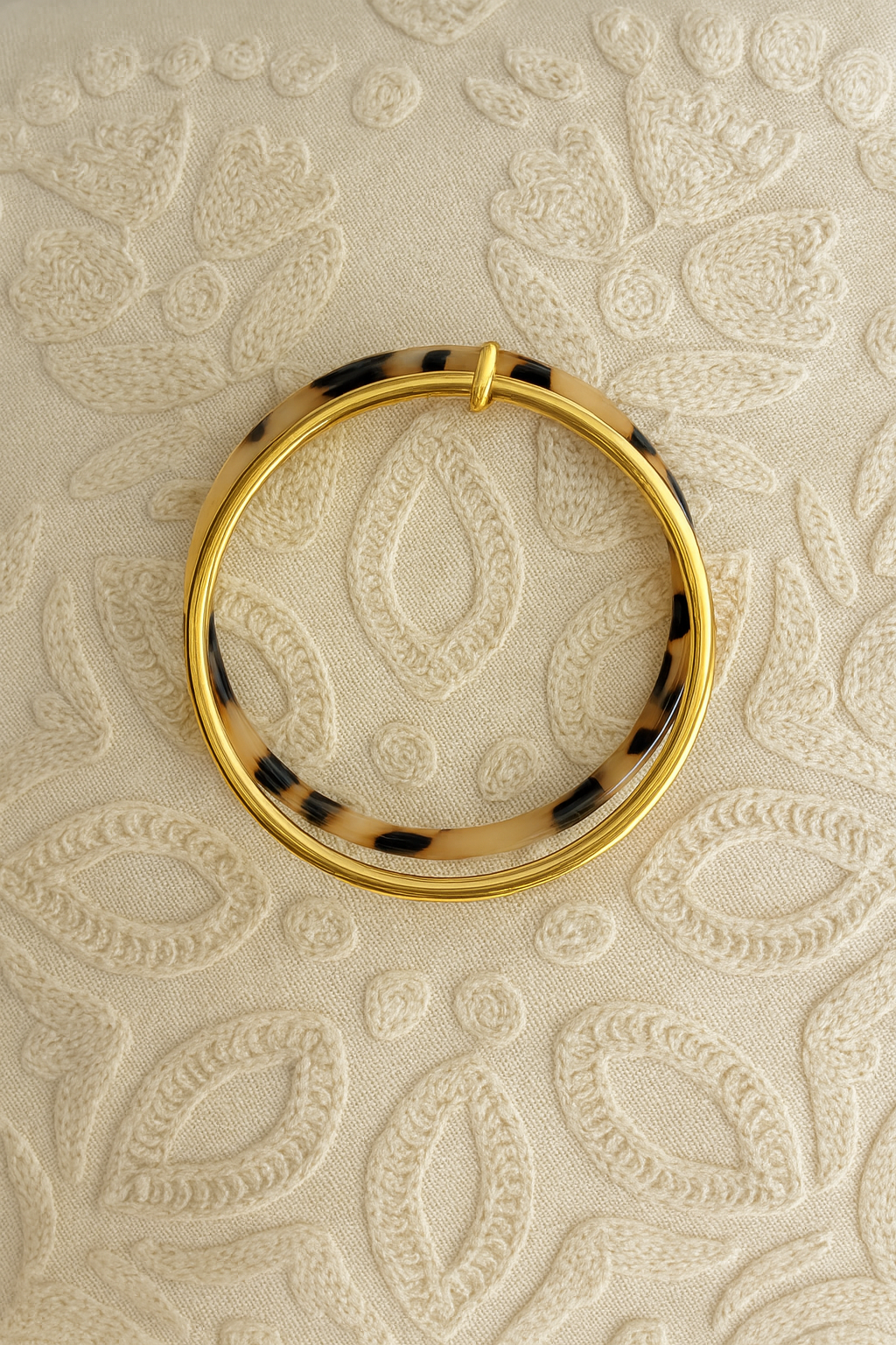 Bracelet, cercle doré et acrylique, motif léopard