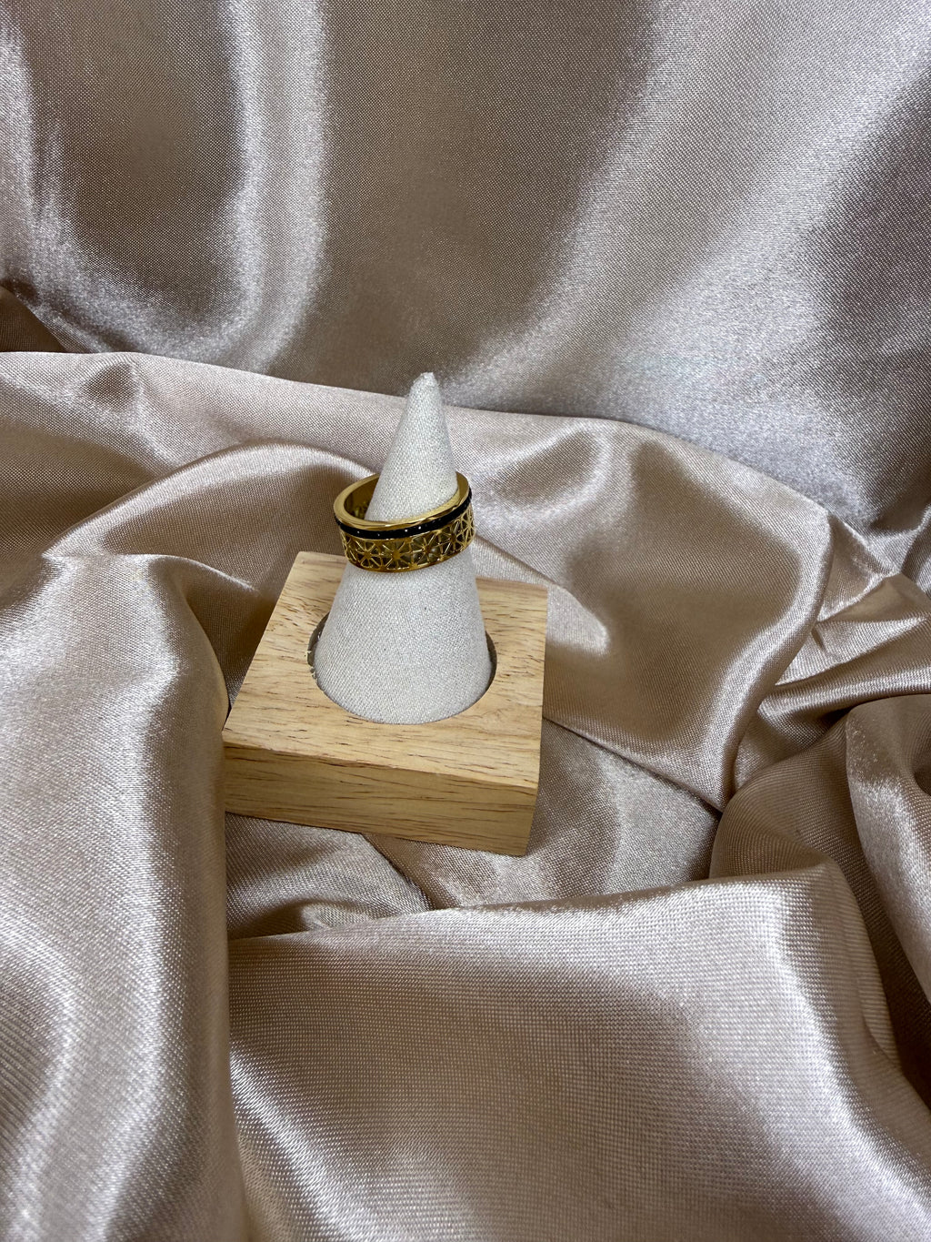 Bague en acier doré avec cristaux noirs