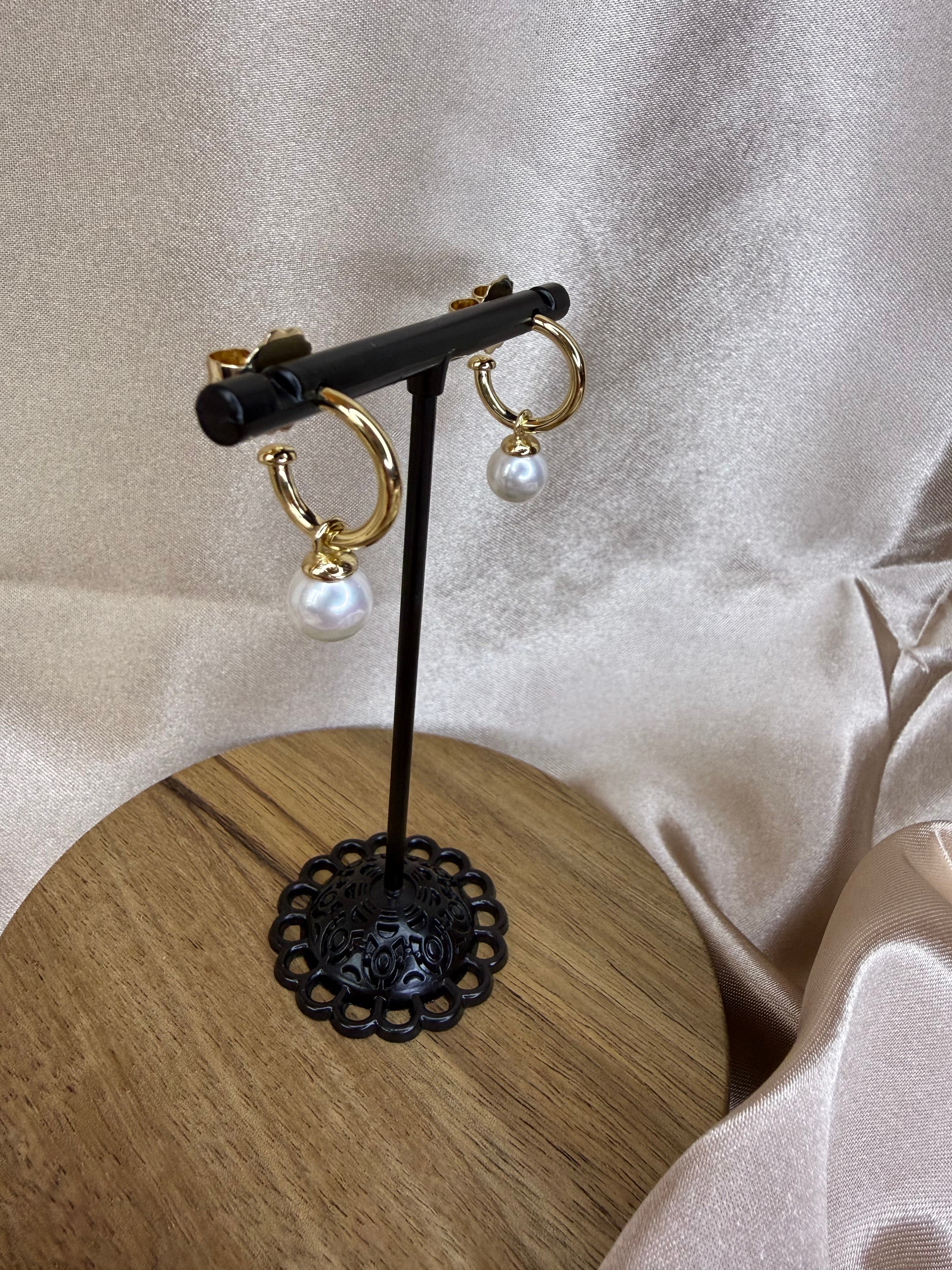 Boucles d’oreilles créoles dorées avec perles en cristal et nacre de Majorque