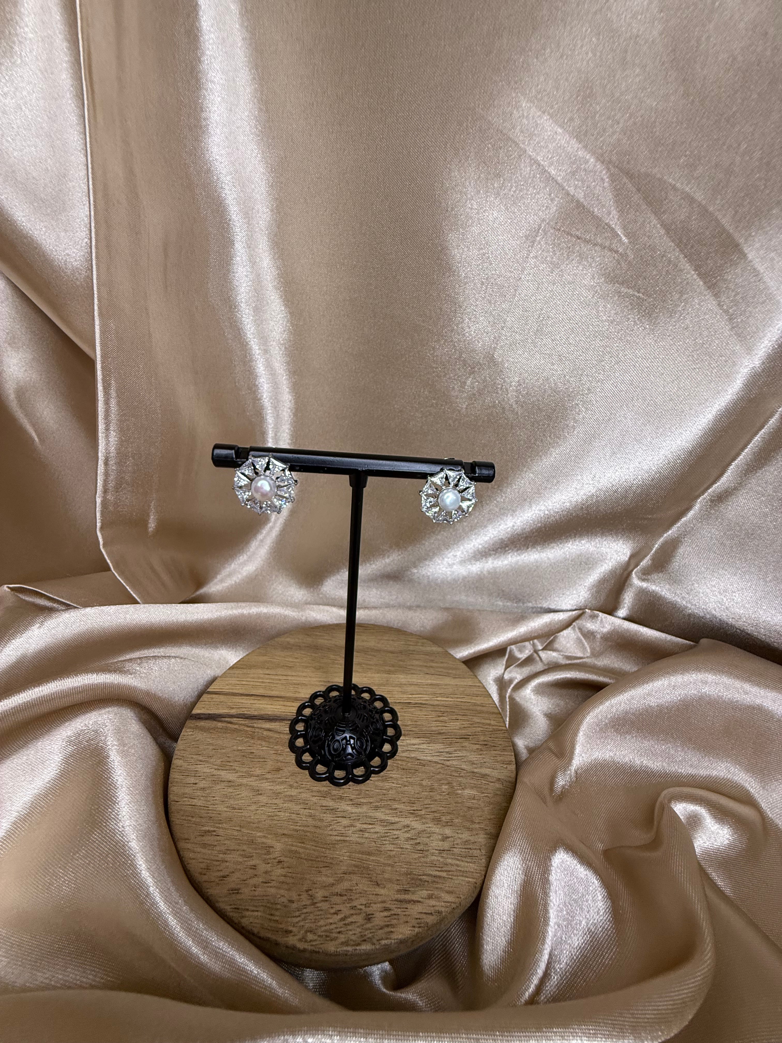 Boucles d'oreilles argentées, perle centrale ornée de strass triangulaires