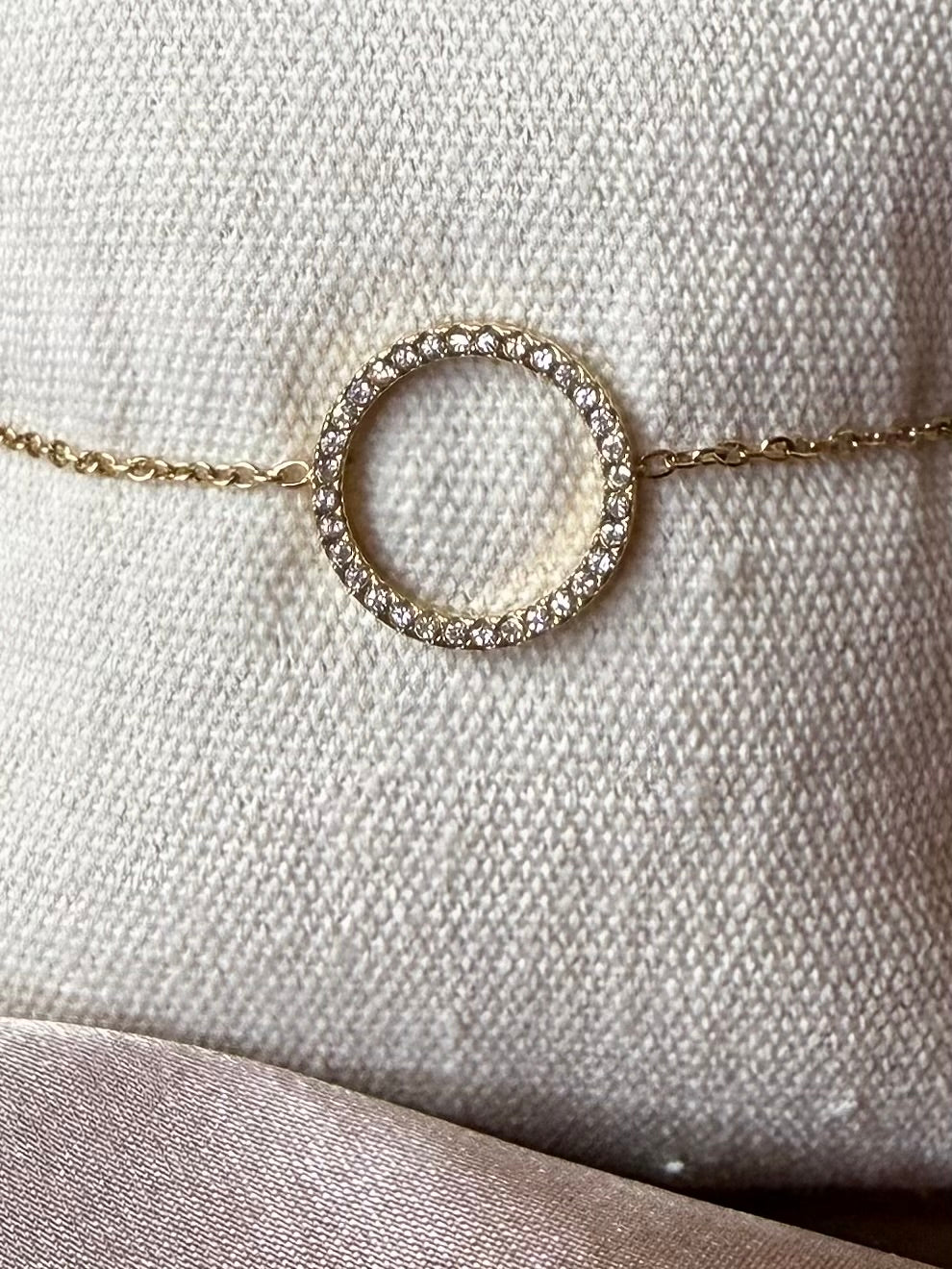 Bracelet cercle doré en acier inoxydable orné de strass