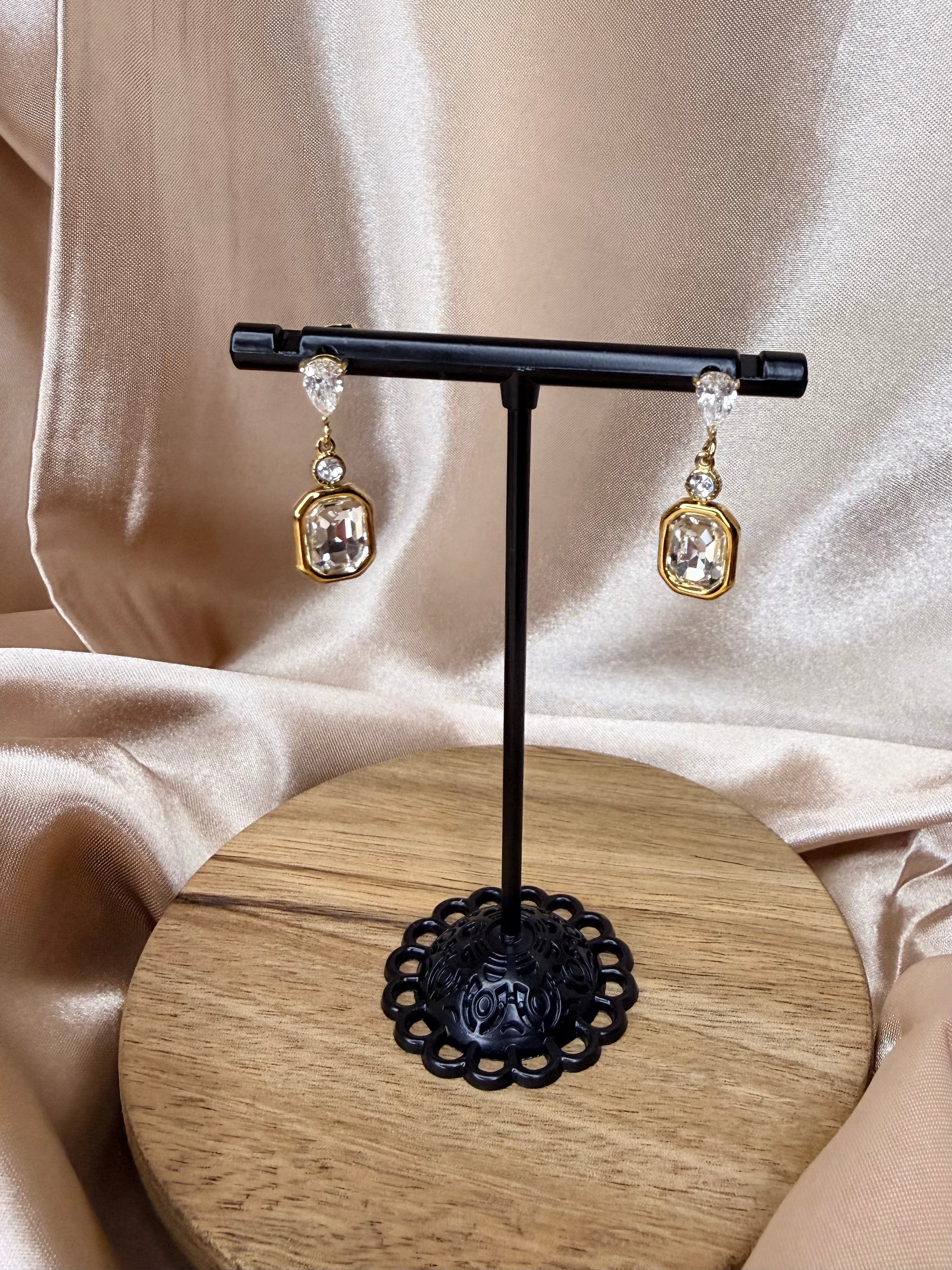 Boucles d’oreilles dorées à trois cristaux facettés