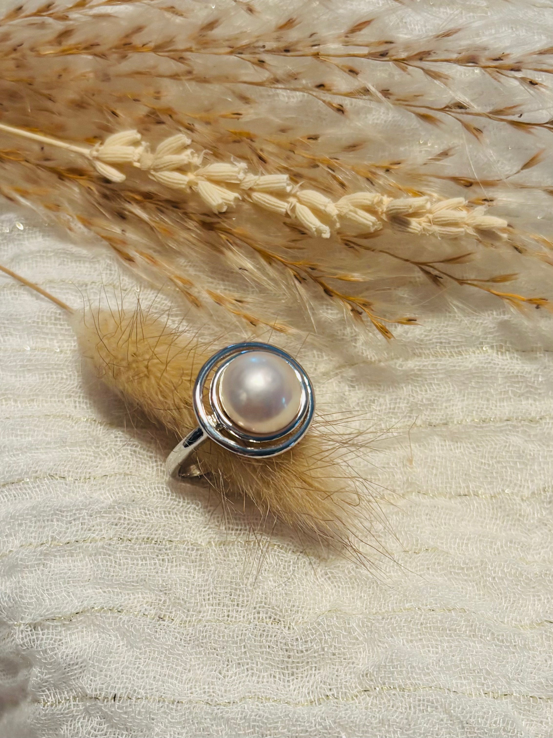 Bague ronde ajourée en argent rhodié avec perles de culture d’eau douce