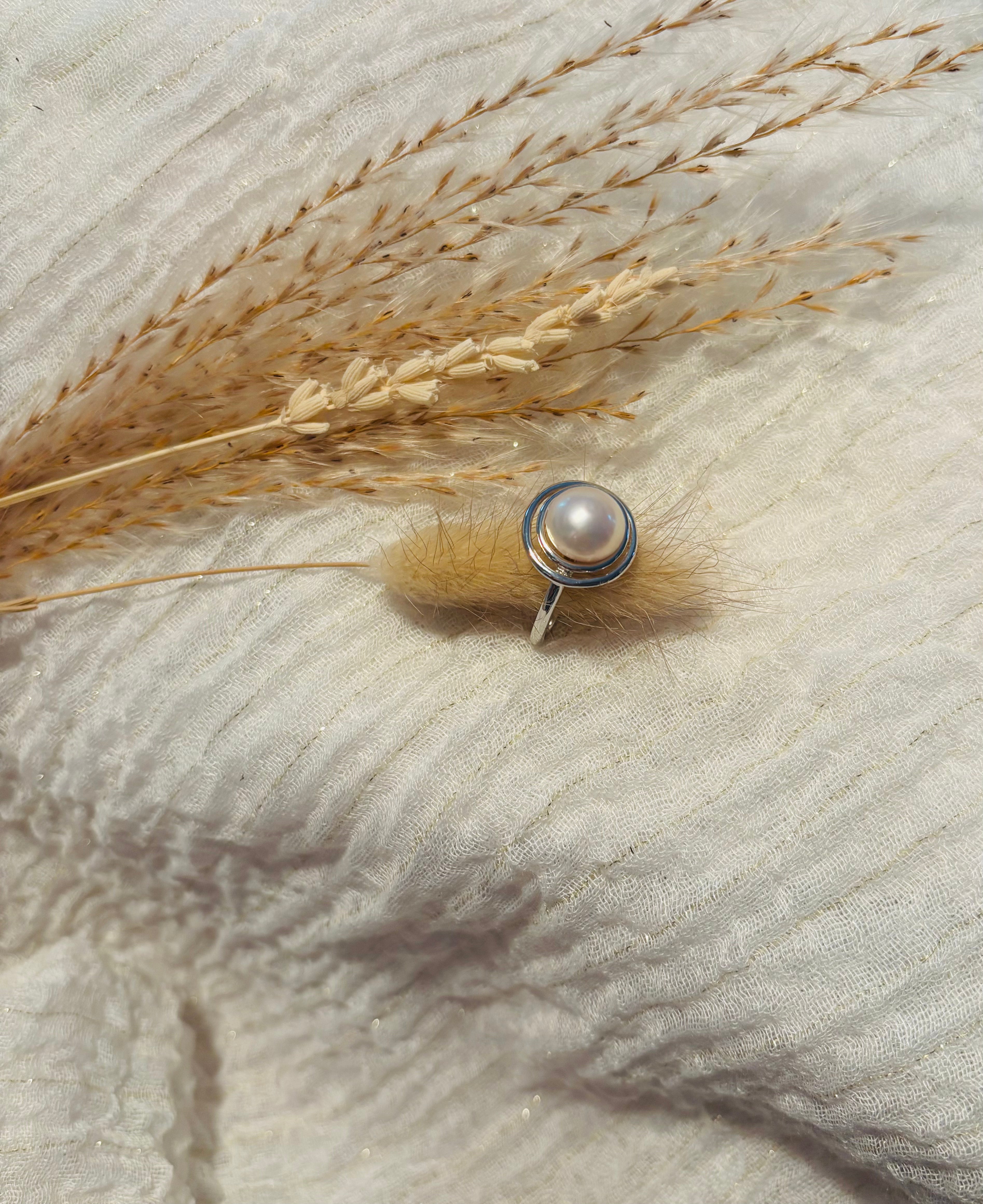 Bague ronde ajourée en argent rhodié avec perles de culture d’eau douce