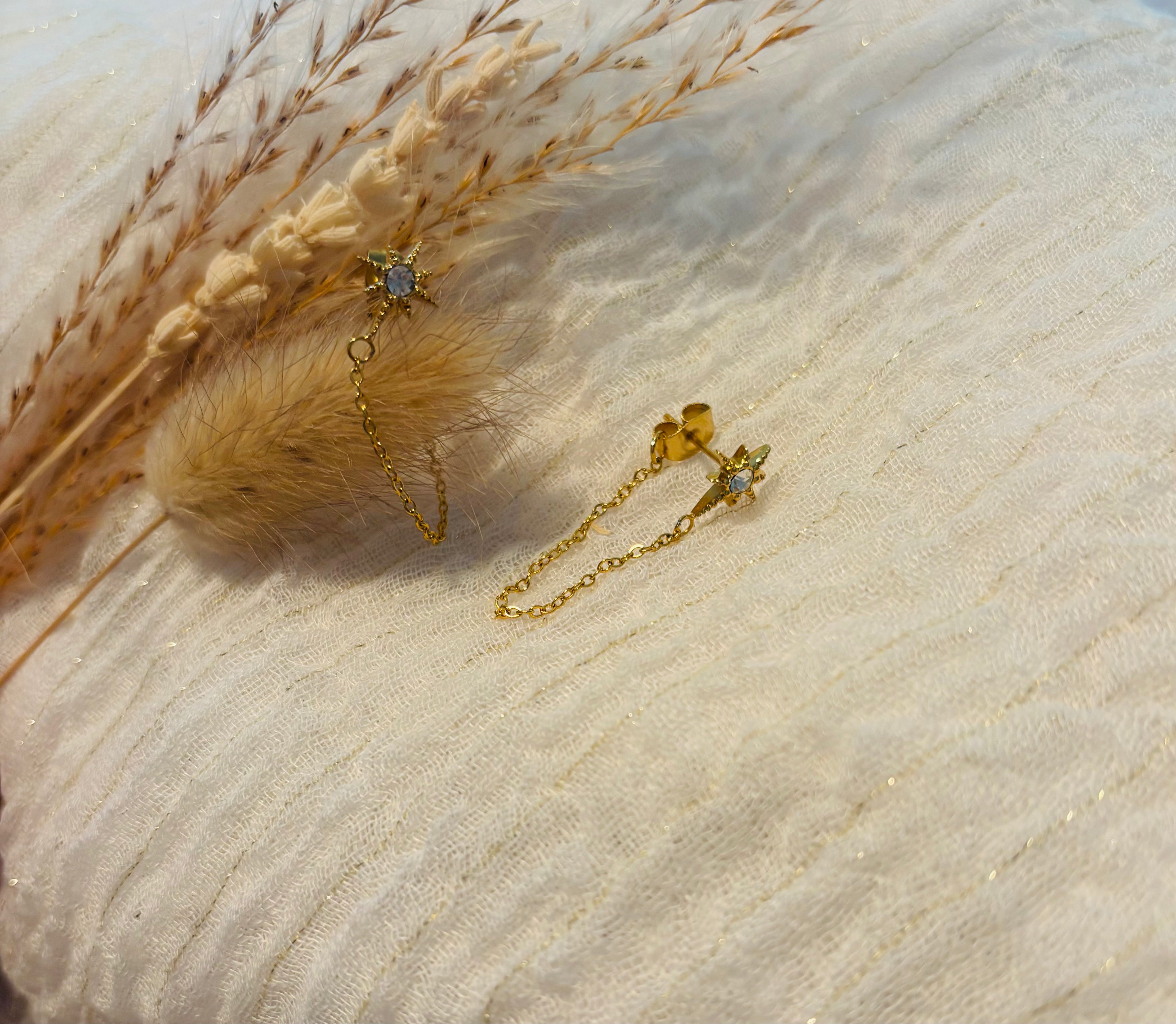 Boucles d’oreilles étoile en acier doré avec oxyde de zirconium