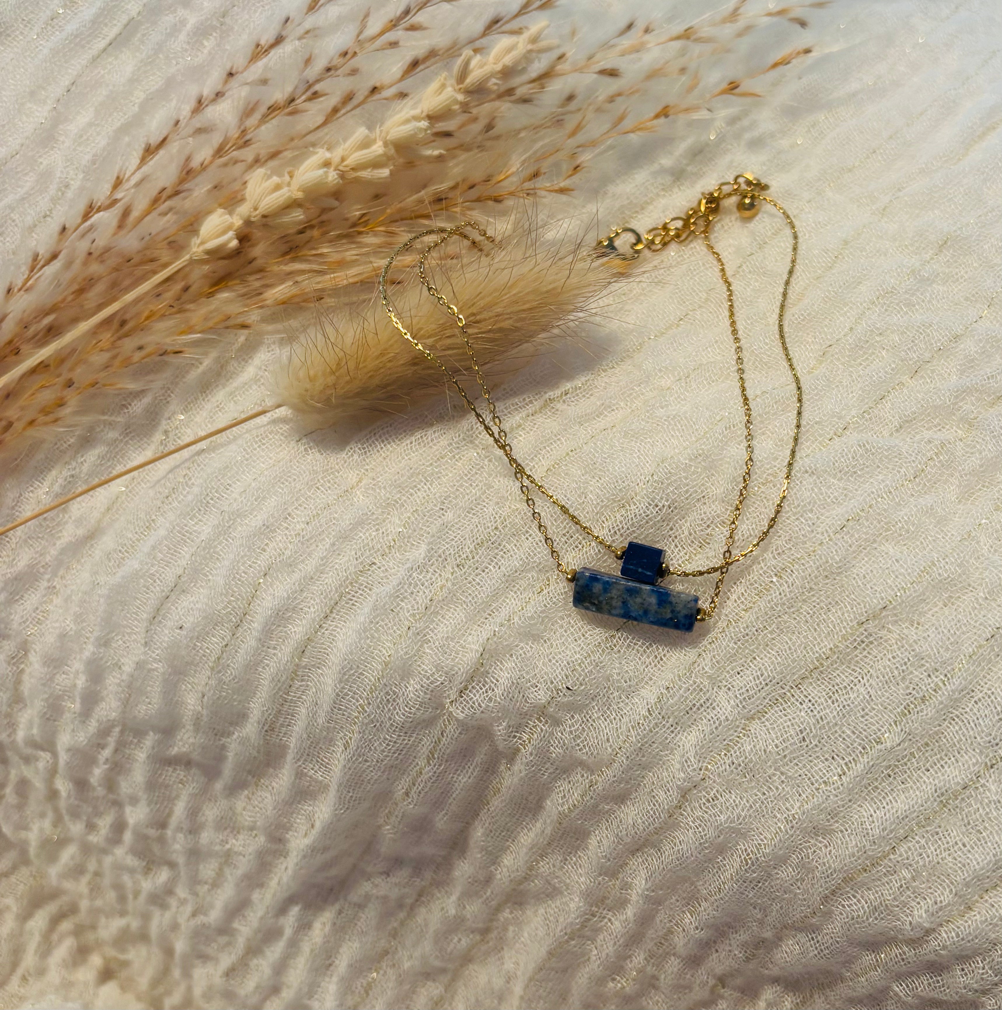 Bracelet en acier doré avec pierres de lapis-lazuli