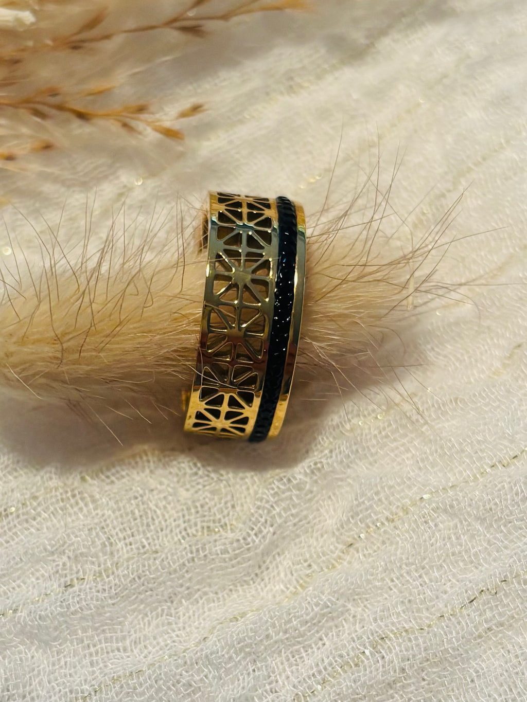 Bague en acier doré avec cristaux noirs