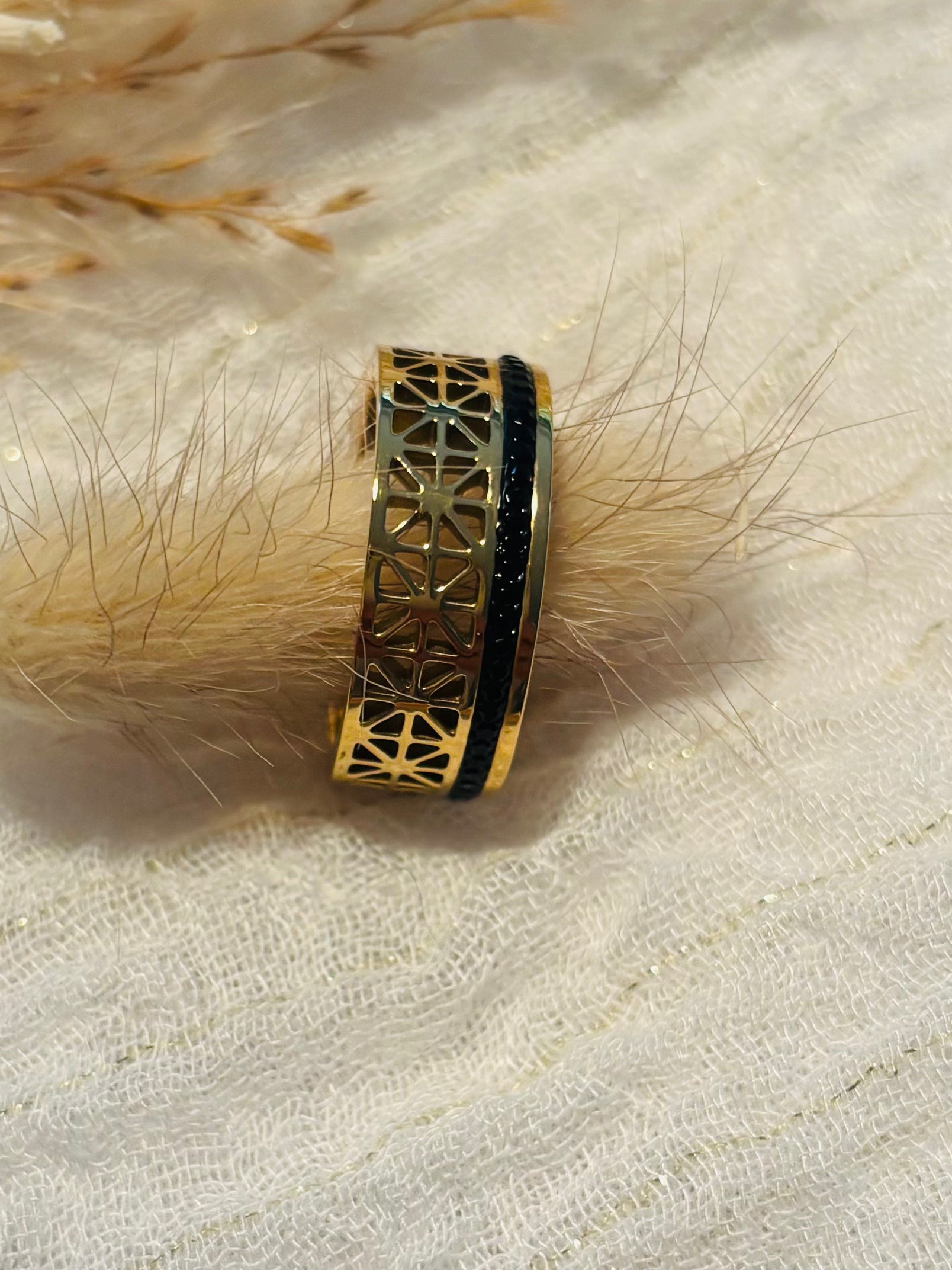 Bague en acier doré avec cristaux noirs