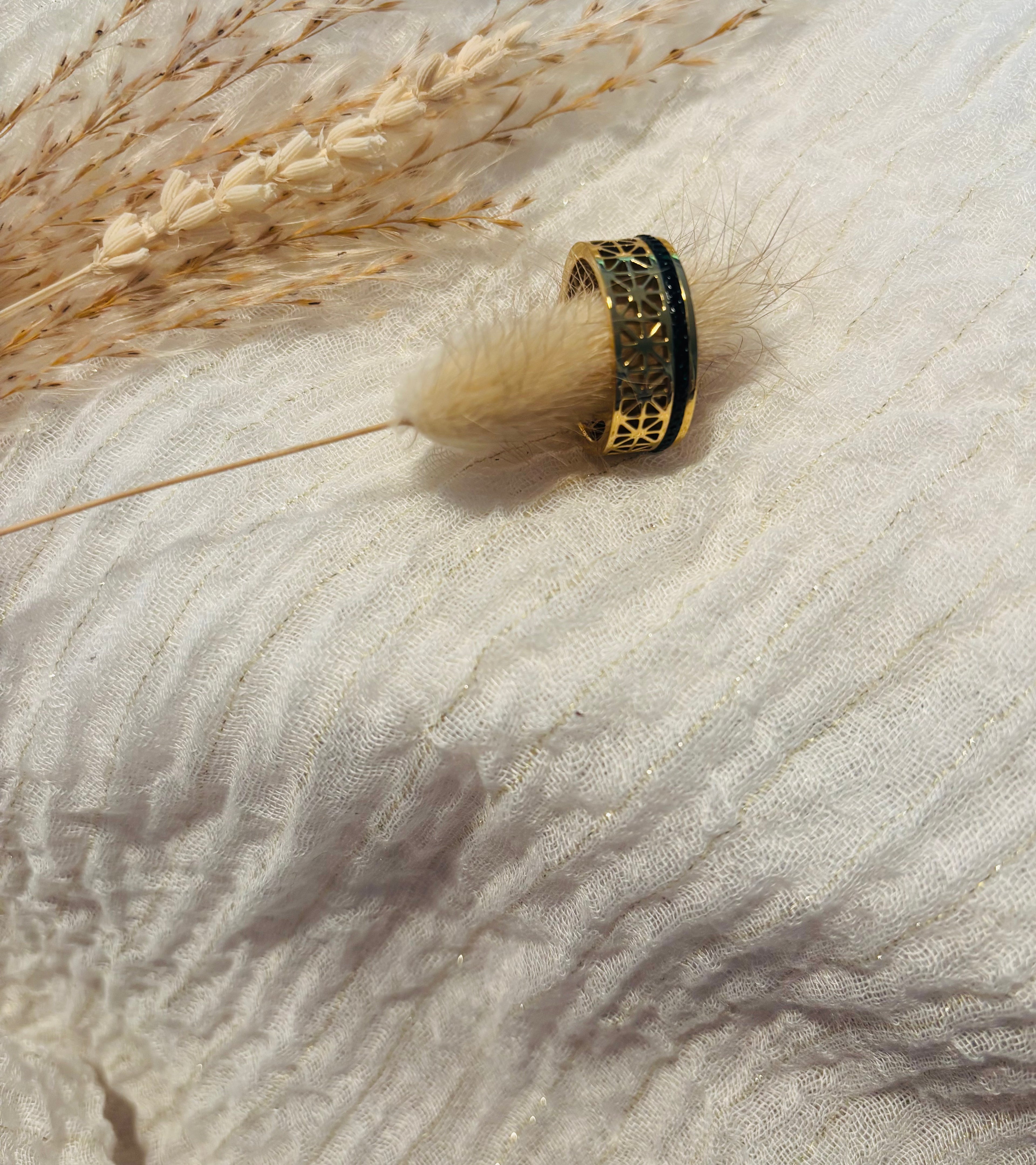Bague en acier doré avec cristaux noirs