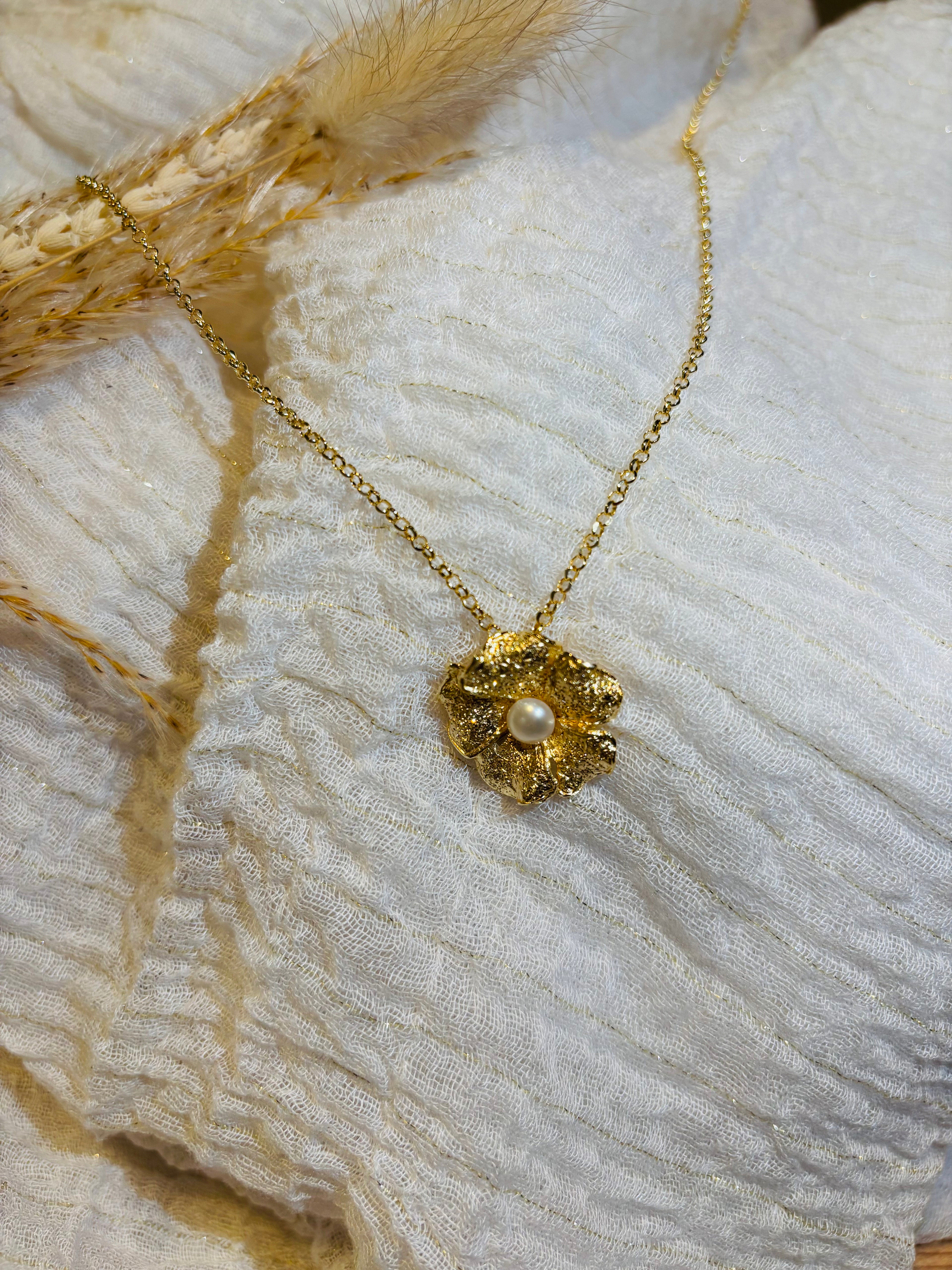 Collier pendentif fleur et perle de culture d’eau douce