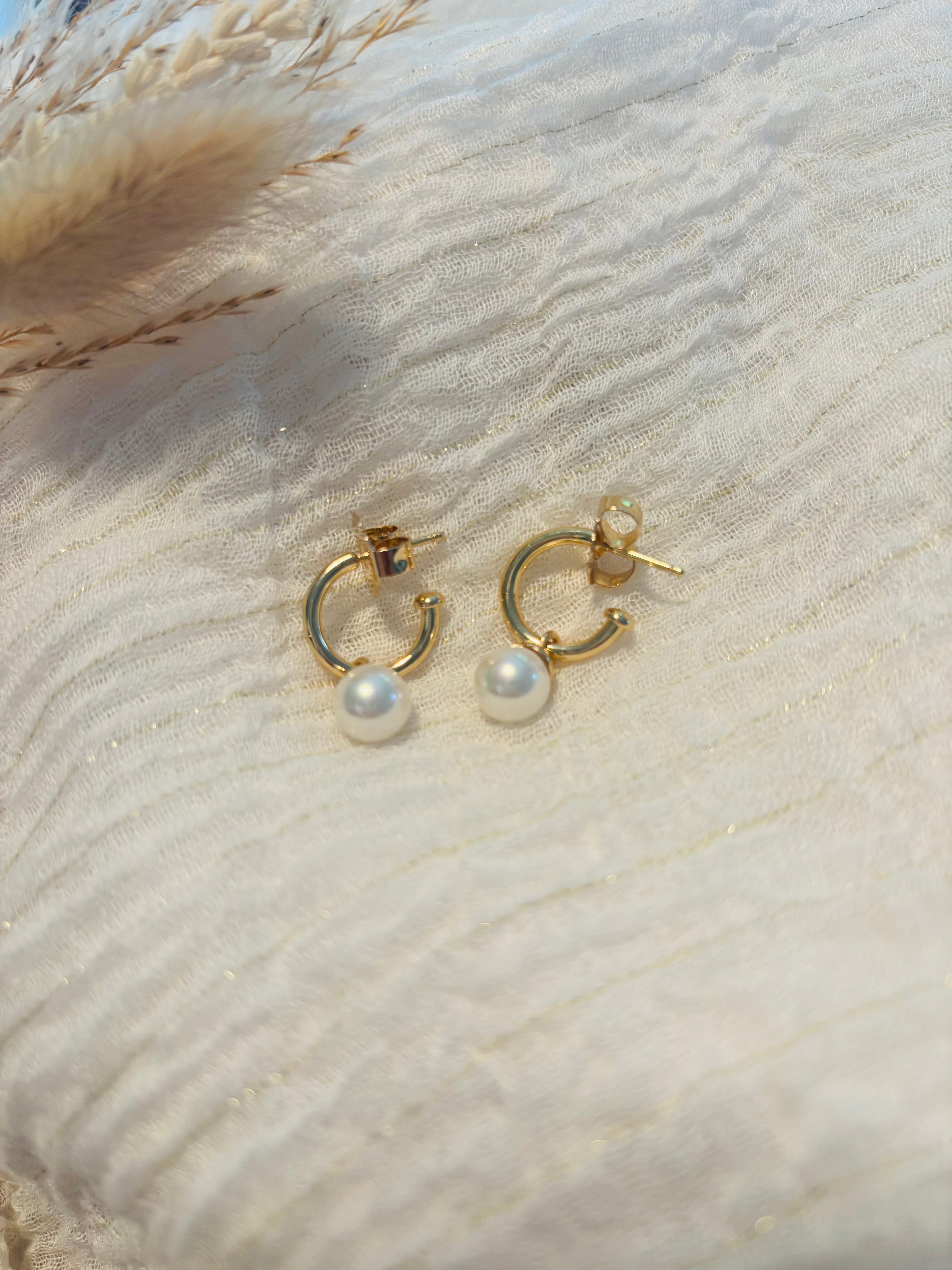 Boucles d’oreilles créoles dorées avec perles en cristal et nacre de Majorque